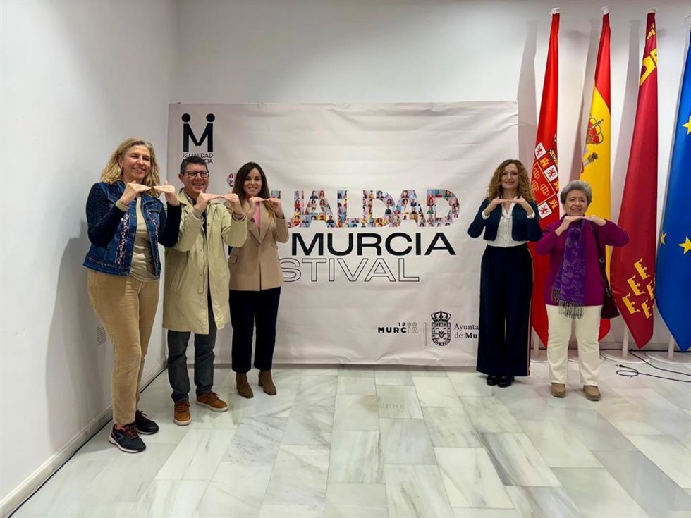 El manifiesto ha sido leído, de manera conjunta, por varias concejalas de la corporación municipal, encabezadas por la edil de Mujer, Políticas de Conciliación, Mayores y Discapacidad, Ascensión Carreño