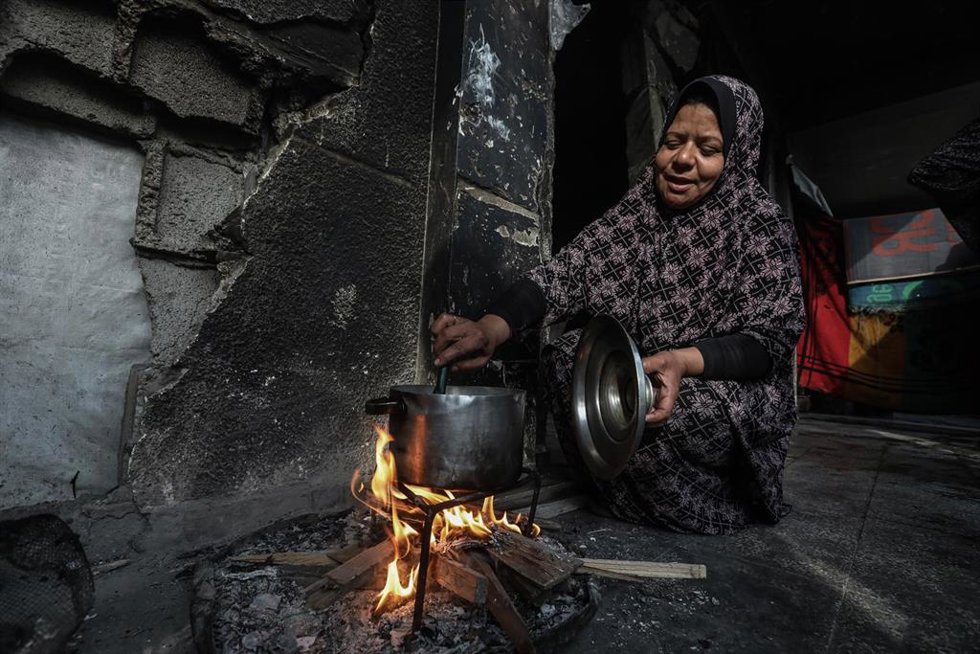 Imagen de archivo de una mujer palestina desplazada en Gaza 