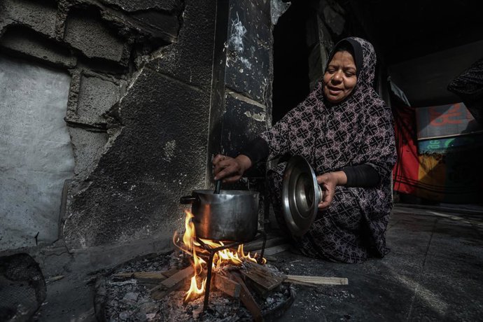 6 de março de 2025, Jabalia, Faixa de Gaza, Território Palestino: Palestinos deslocados vivem seu dia a dia durante o mês sagrado do Ramadã dentro de uma escola destruída administrada pela Agência das Nações Unidas de Assistência aos Refugiados da Palesti