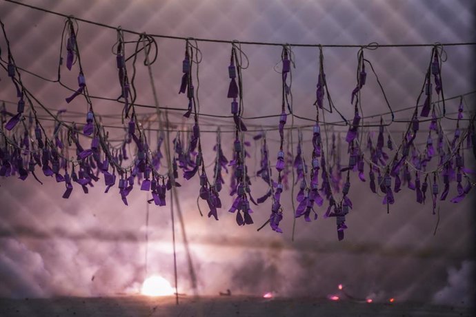 Nuria Martí se despide con la 'mascletà' del 8M que tiñe cielo de color morado al "ritmo musical de las bandas"