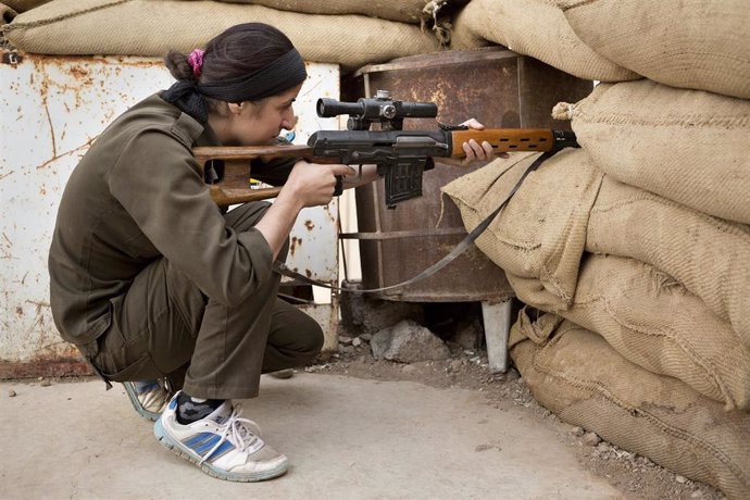 Archivo - Miliciana de las YPJ (archivo)