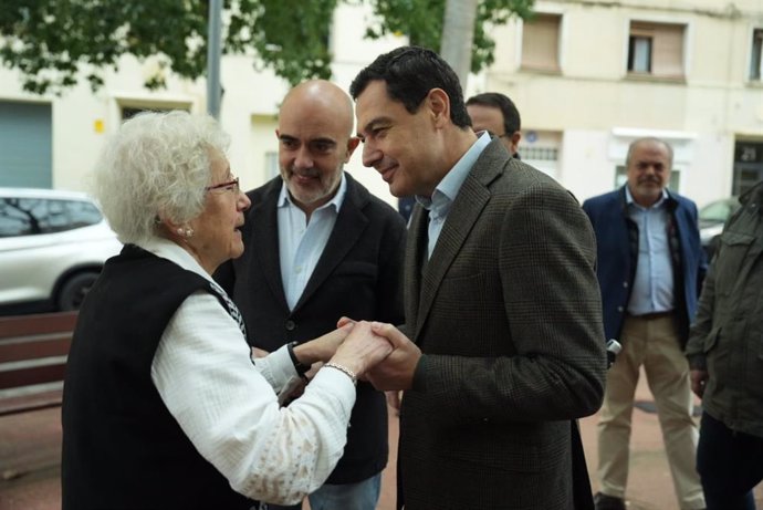 El presidente del Partido Popular (PP) de Andalucía, Juanma Moreno, en su visita al Mercado de Provençals.