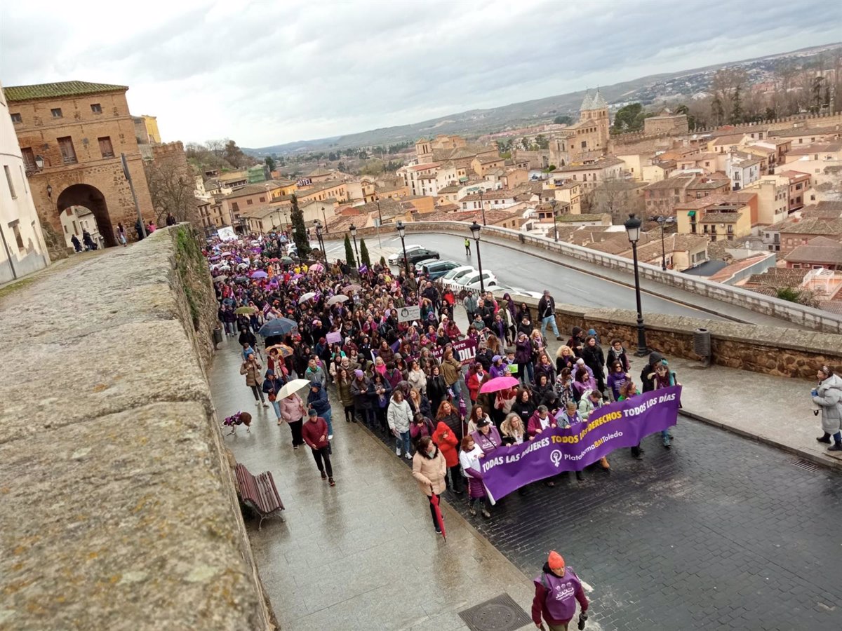 La lluvia no impide que C-LM marche contra la tendencia  involucionista  que  amenaza  los derechos conquistados