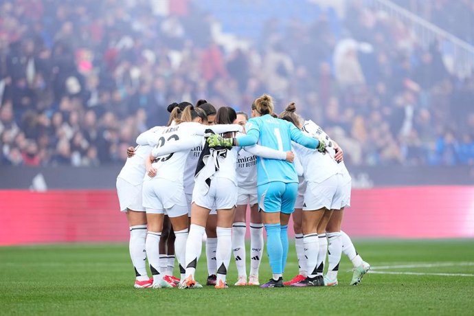 Archivo - Players of Real Madrid came together during the Spanish Women SuperCup, Supercopa de Espana Femenina, final match played between FC Barcelona and Real Madrid at Butarqe stadium on January 26, 2025, in Madrid, Spain.