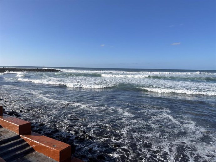 Playa de Las Canteras, en Las Palmas de Gran Canaria. Olas, oleaje