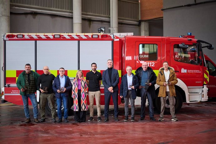 La consejera López con los bomberos jubilados.