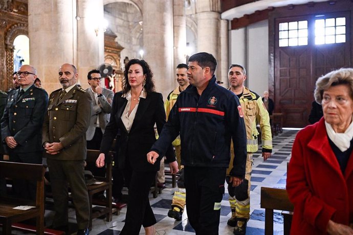 Imagen de la alcaldesa de Almería, María del Mar Vázquez, en la misa en honor al patrón de los bomberos, San Juan de Dios, en el Santuario de la Virgen del Mar.
