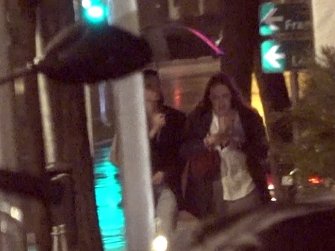 VICTORIA FEDERICA Y UNA AMIGA POR LAS CALLES DE MADRID