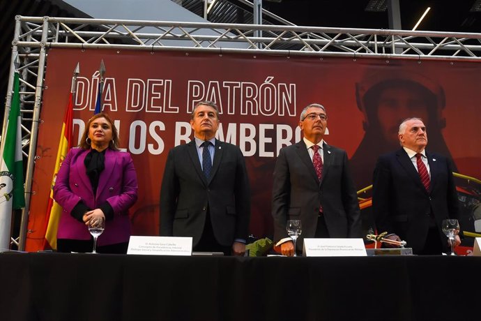El consejero de la Presidencia, Interior, Diálogo Social y Simplificación Administrativa, Antonio Sanz (2i), junto al presidente de la Diputación, Francisco Salado; la alcaldesa de Torremolinos, Margarita del Cid.