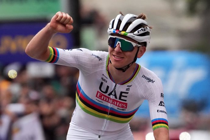 Archivo - Arquivo - 12 de outubro de 2024, Itália, Como: O ciclista esloveno Tadej Pogacar comemora ao cruzar a linha de chegada para vencer a 118ª edição da corrida de ciclismo Il Lombardia, uma corrida de um dia de 255 km de Bergano a Como. Foto: Gian M