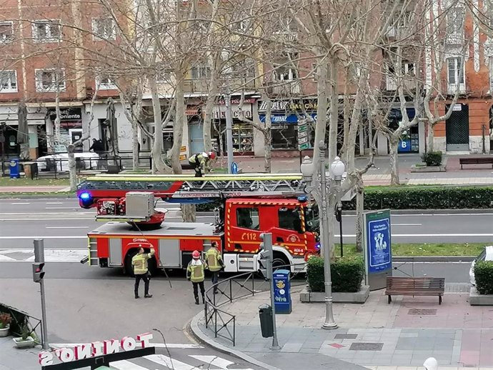 Camión de Bomberos de Valladolid en una intervención en el Paseo de Zorrilla debido al temporal