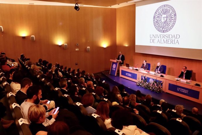 Imagen de un acto en la Sala de Grados del Edificio de Ciencias de la Salud, de la Universidad de Almería.