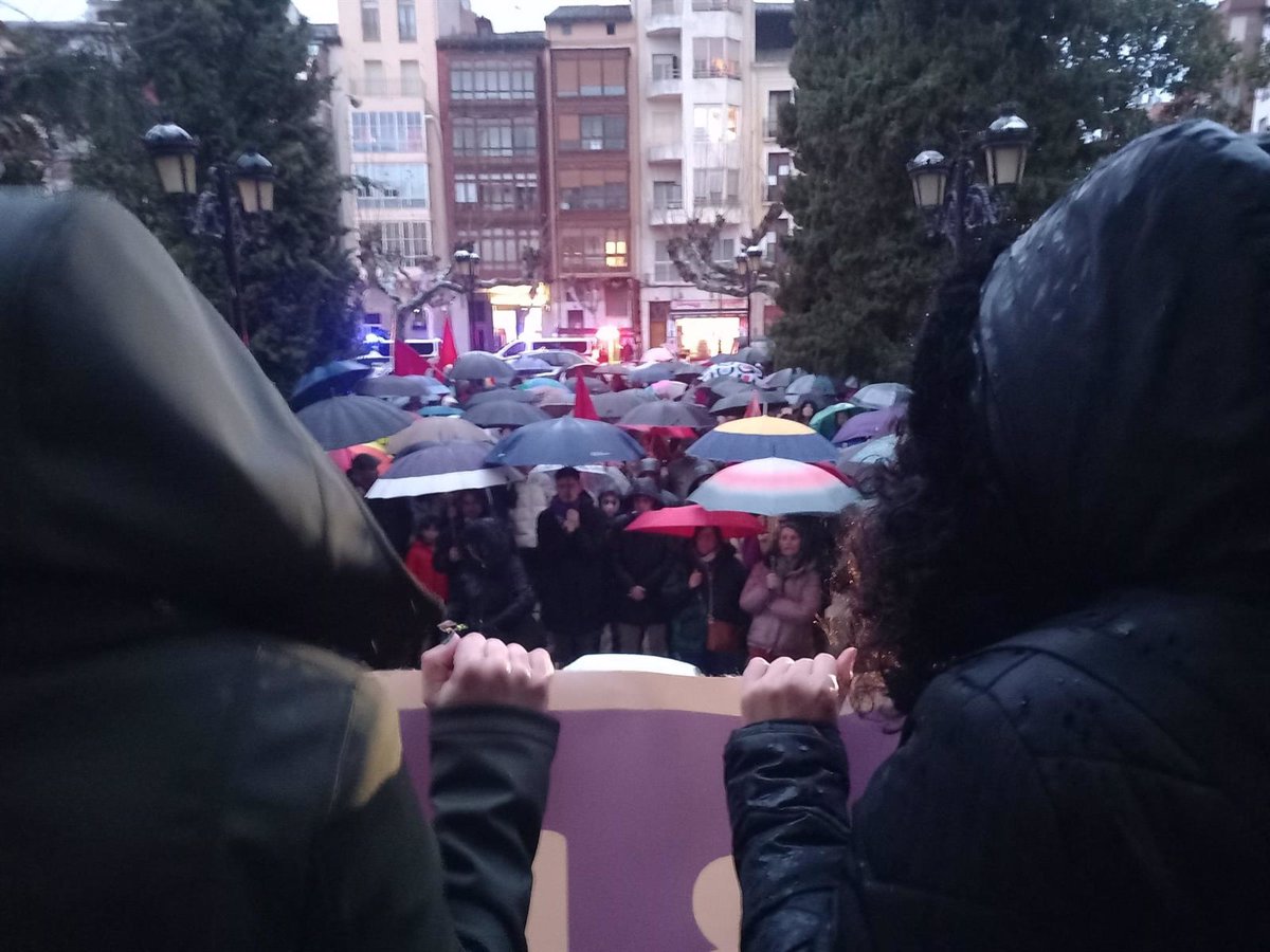 Logroño clama en una concentración por la igualdad de las mujeres, tras suspenderse la manifestación por la lluvia