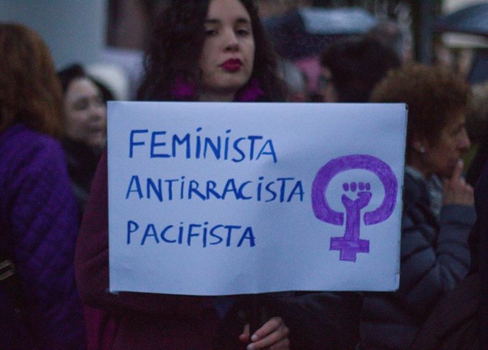 Una joven en el inicio de la manifestación convocada hoy por el 8M en Murcia