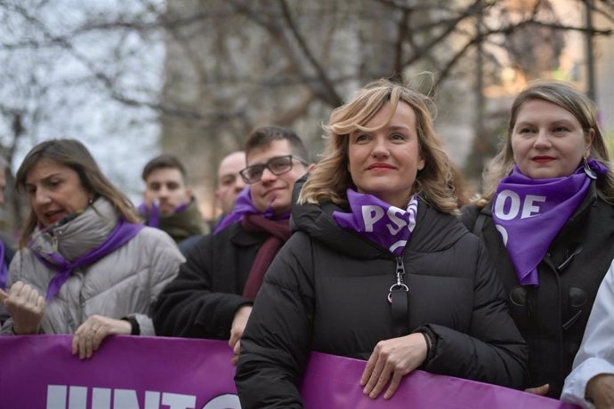 La ministra de Educación, FP y Deportes y portavoz el Gobierno, Pilar Alegría, durante la manifestación convocada por la asociación Coordinadora de Organizaciones Feministas, a 8 de marzo de 2025, en Zaragoza, Aragón (España).