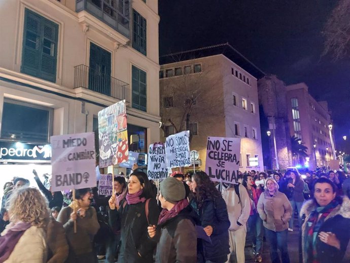 Miles de personas salen en Palma, en dos manifestaciones separadas, para reivindicar la lucha feminista