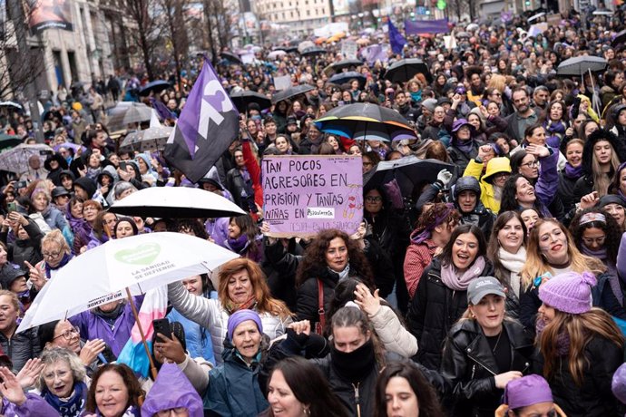 Cientos de personas durante la manifestación convocada por la Comisión 8M por el Día de la Mujer, a 8 de marzo de 2025, en Madrid (España). 