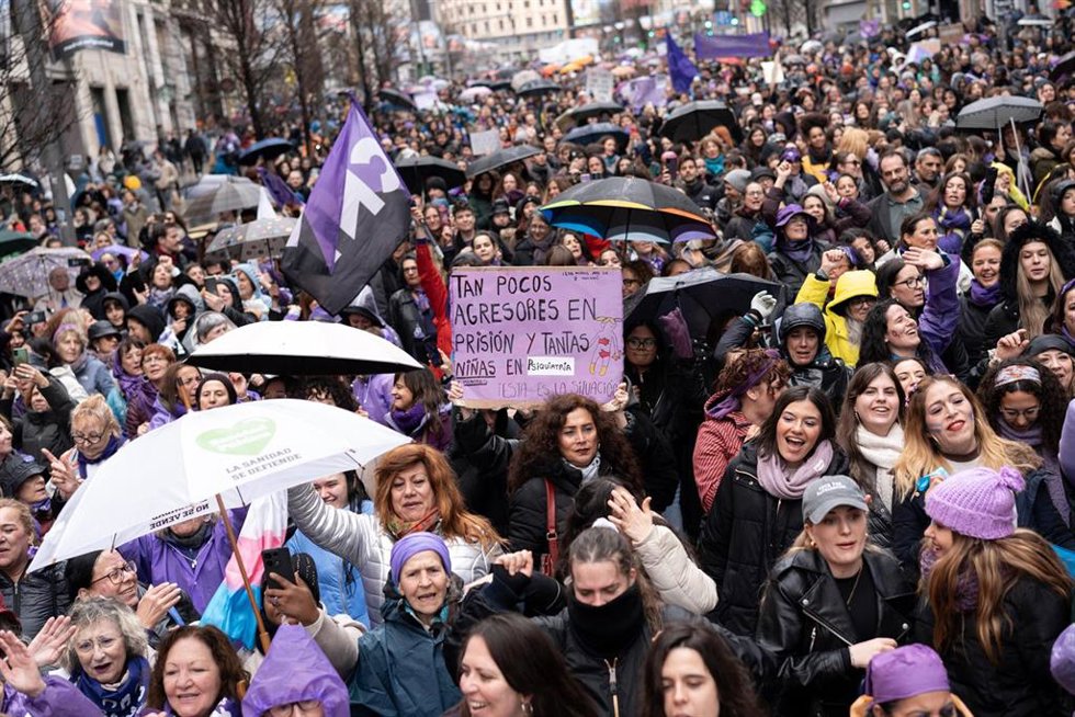 Cientos de personas durante la manifestación convocada por la Comisión 8M por el Día de la Mujer, a 8 de marzo de 2025, en Madrid (España). 