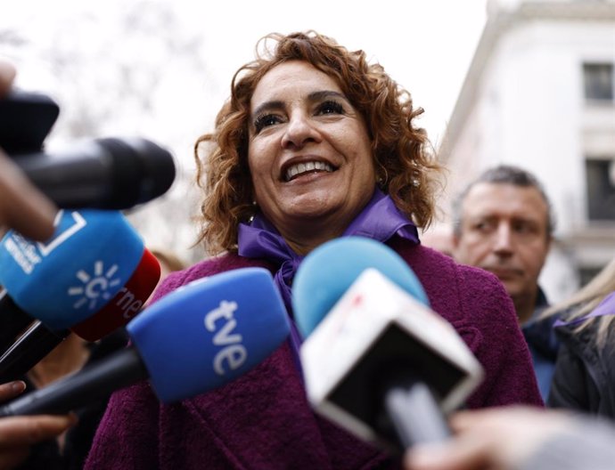 La secretaria general del PSOE-A, María Jesús Montero, durante una atención a medios en la manifestación feminista del 8M.