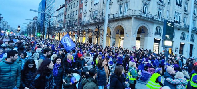 Manifestación del 8 de marzo en Zaragoza a la altura de la Plaza de España.