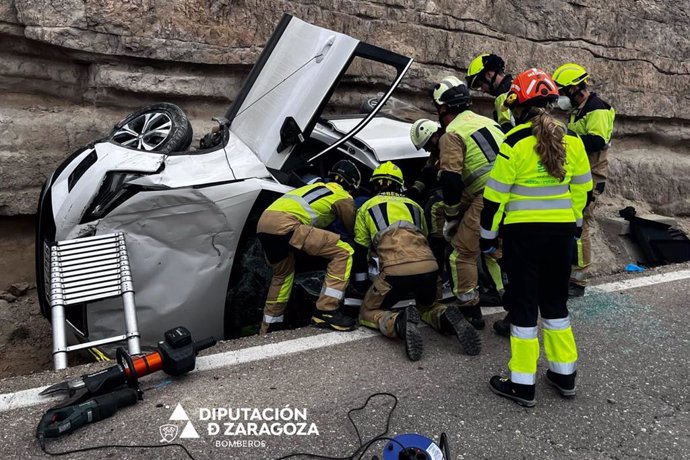 Vehículo accidentado en la N-211 en Mequinenza, donde un padre  y un hijo han resultado heridos este sábado.