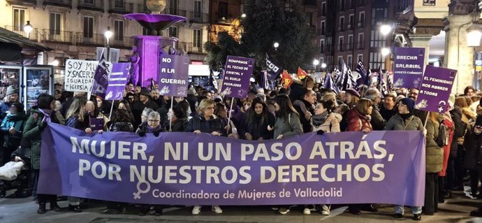 Pancarta con el lema 'Mujer, ni un paso atrás por nuestros derechos' de la manifestación del 8M en Valladolid