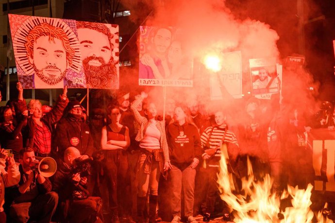 1º de março de 2025, Tel Aviv, Israel: Na manifestação desta noite em Begin Junction, os manifestantes se reuniram contra o governo e pediram um acordo imediato para libertar todos os reféns.