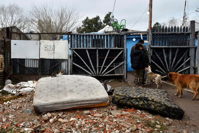 Archivo - Arquivo - 18 de agosto de 2023, Argentina, La Plata: Uma mulher tenta organizar seus pertences após as fortes chuvas que afetaram o bairro de Villa Elvira no dia anterior. Foto: Eva Cabrera/telam/dpa