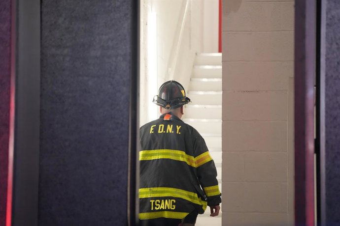 Archivo - 7 de dezembro de 2024, Nova York, Nova York, EUA: Bombeiros da cidade de Nova York respondem a uma condição de fogo e fumaça na Pace Gallery, na West 25th Street, em Chelsea, em 7 de dezembro de 2024.