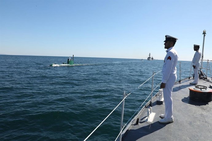 Archivo - 1 de dezembro de 2024, Golfo Pérsico, Ir: Navios da Marinha iraniana realizam manobras no Golfo Pérsico. A Marinha da República Islmica do Ir (NEDAJA) é o ramo marítimo das foras armadas regulares do Ir, diferente da Marinha do Corpo da 