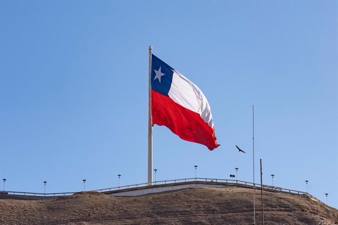 Archivo - May 9, 2022, Arica, Arica y Parinacota Region, Chile: A giant Chilean flag flies on top of the El Morro hill overlooking the city of Arica, Chile.