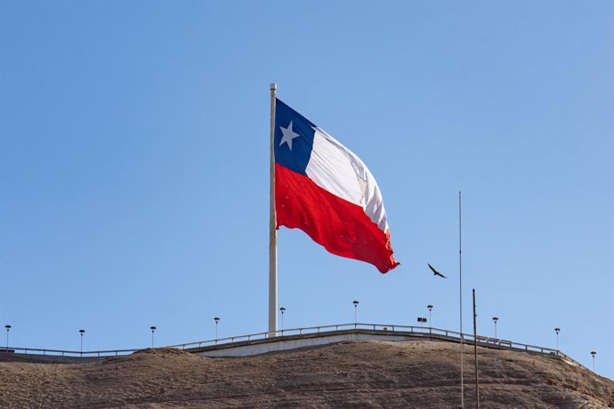 Archivo - Arquivo - 9 de maio de 2022, Arica, Região de Arica e Parinacota, Chile: Uma bandeira chilena gigante é hasteada no topo da colina El Morro, com vista para a cidade de Arica, Chile.