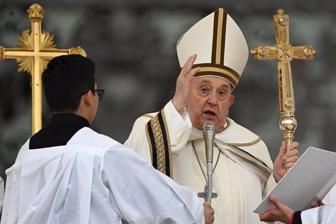 Archivo - August 3, 2024: El papa Francisco bendice a la multitud durante la Misa de Pascua como parte de las celebraciones de la Semana Santa de este aĂ�Âo, en la plaza de San Pedro en el Vaticano.