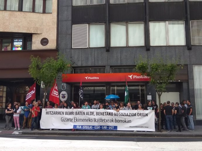Archivo - Concentración  ante la sede del CRL en Bilbao