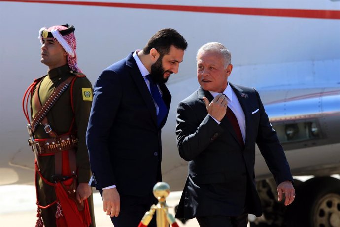 AMMAN, 26 de fevereiro de 2025 -- O rei Abdullah II da Jordânia (dir.) conversa com o presidente interino da Síria, Ahmed al-Sharaa, no Aeroporto Militar de Marka, em Amã, Jordânia, 26 de fevereiro de 2025. O rei Abdullah II da Jordânia se reuniu nesta qu