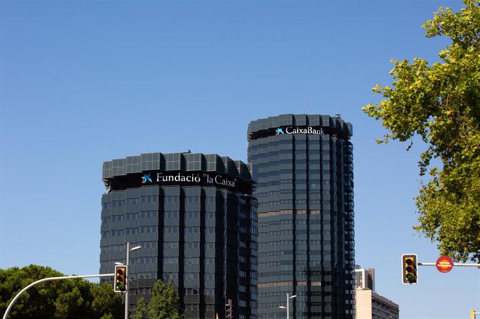 Archivo - Fachada de la sede de CaixaBank en la Avenida Diagonal de Barcelona.
