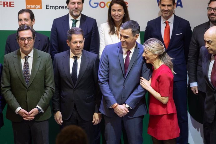 El presidente del Gobierno, Pedro Sánchez y la vicepresidenta segunda y ministra de Trabajo, Yolanda Díaz, durante la clausura del acto de entrega de los 'XI Premios Cepyme 2024', a 5 de marzo de 2025.