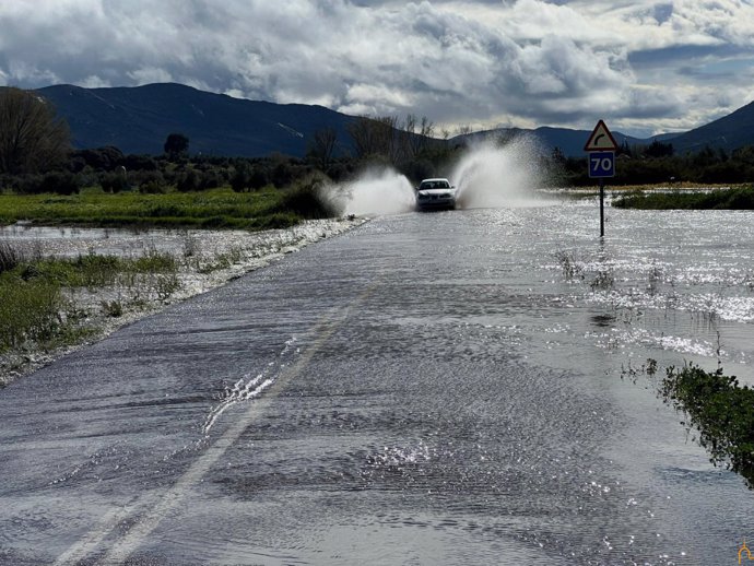Archivo - Carreteras cortadas por lluvias.
