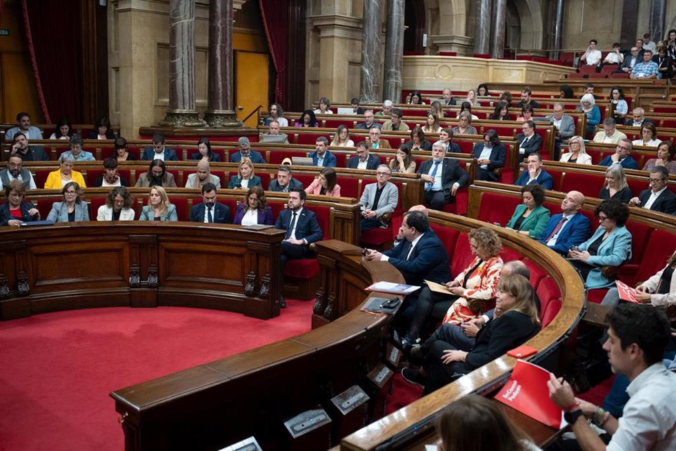 Archivo - Vista de una sesión plenaria en el Parlament, a 24 de octubre de 2023, en Barcelona, Catalunya (España). El pleno del Parlament ha abordado hoy el monográfico sobre energías renovables y se alargará hasta el jueves, 26 de octubre, con el debat