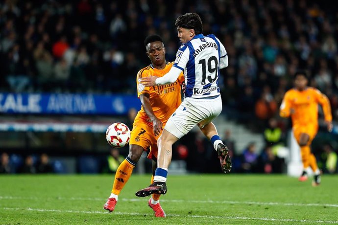 Vinicius ante Jon Aramburu en el partido de Copa del Rey entre la Real Sociedad y el Real Madrid en el Reale Arena