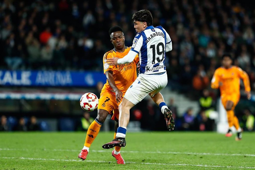 Vinicius ante Jon Aramburu en el partido de Copa del Rey entre la Real Sociedad y el Real Madrid en el Reale Arena