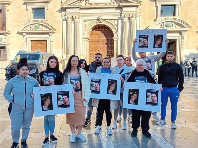 Archivo - Familiares del hombre apuñalado en Purchil pidiendo justicia a las puertas de la Real Chancillería de Granada al inicio del juicio el pasado octubre.
