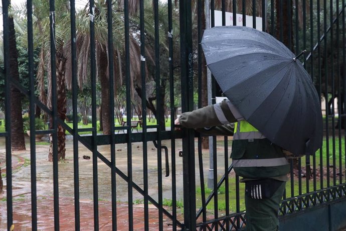 Archivo - Las autoridades cierran los parques por precaución por la llegada de La Borrasca "Herminia". A 27 de enero de 2025 en Sevilla, Andalucía (España). 
