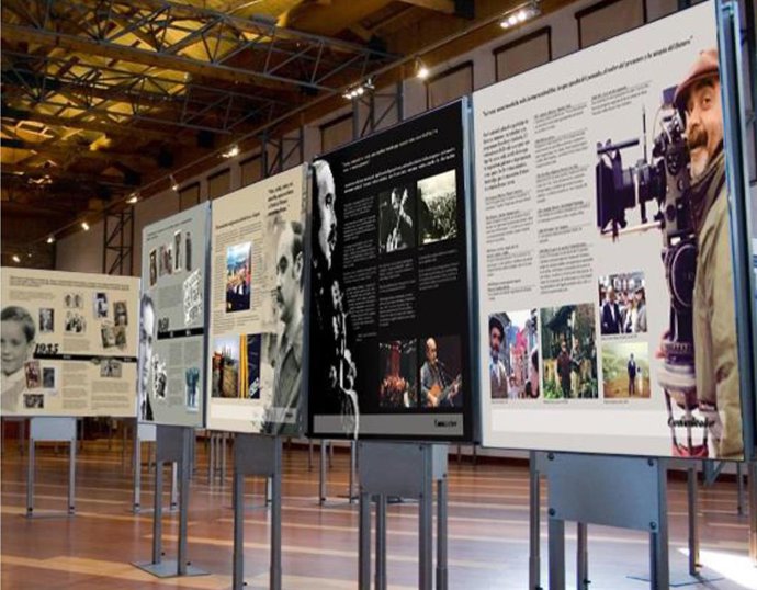 Una parte de la exposición itinerante dedicada a la vida y obra de José Antonio Labrodeta que este lunes se muestra en el Colegio Público que lleva su nombre.