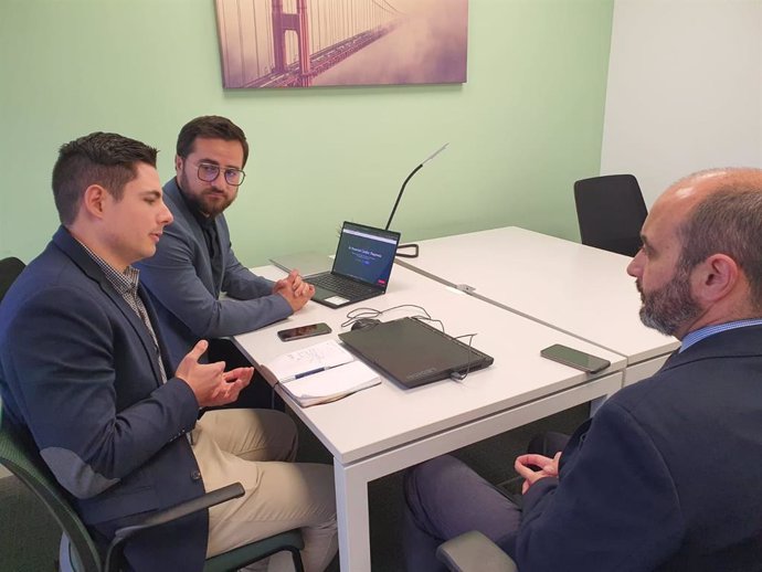 El director del Info, Joaquín Gómez, visita una empresa dedicada a la innovación biotecnológica.