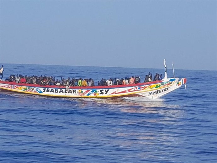 Archivo - Imagen de Archivo de un cayuco interceptado en aguas próximas a Tenerife