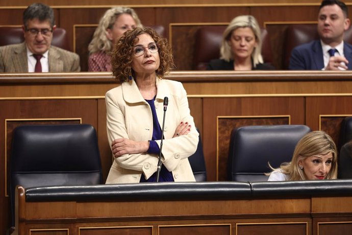 (E-D) A primeira vice-presidente e ministra da Fazenda, María Jesús Montero, e a segunda vice-presidente e ministra do Trabalho e Economia Social, Yolanda Díaz, durante uma sesso plenária no Congresso dos Deputados, em 19 de fevereiro de 2025, em Madri