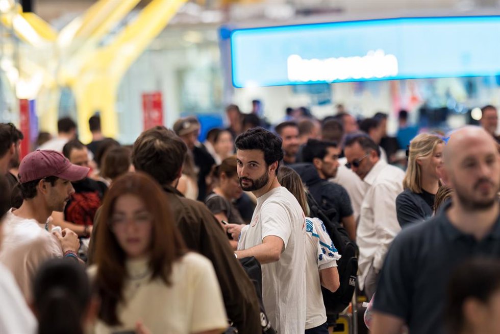 Archivo - Pasajeros en el aeropuerto de Madrid-Barajas.