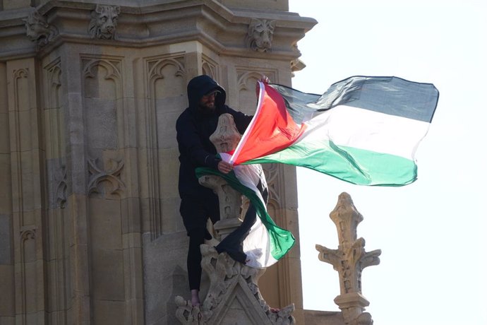 Imatge de l'home enfilat al Big Ben hissant una bandera palestina (Londres)