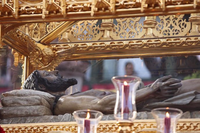 Archivo - Detalle del Cristo Yacente del Santo Entierro, obra de Juan de Mesa, en su paso de salida el Sábado Santo, en una foto de archivo.